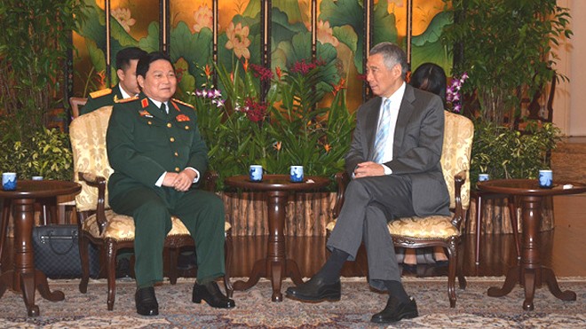 Thủ tướng Lý Hiển Long tiếp thân mật Bộ trưởng Ngô Xuân Lịch (trái) Ảnh: Đức Minh