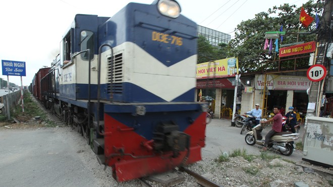 Nhiều nút giao đường sắt với đường dân sinh trên địa phận huyện Thường Tín chưa có barie, người gác chắn tiềm ẩn nguy cơ gây tai nạn. Ảnh: Nguyễn Hoàn