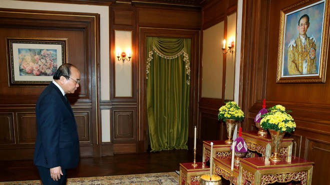 Thủ tướng Nguyễn Xuân Phúc xúc động trước di ảnh của Nhà vua Thái Lan Bhumibol Adulyadej. Ảnh: TTXVN