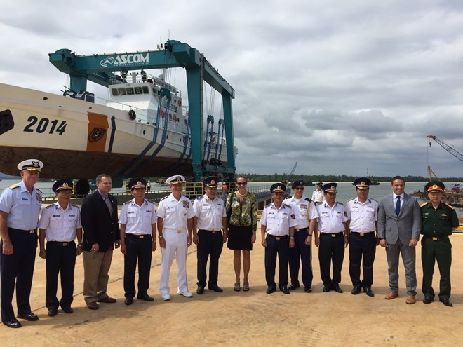 Đô đốc Harris, Tổng Lãnh sự Mỹ Mary Tarnowka, các lãnh đạo Cảnh sát biển Việt Nam thăm Cơ sở sửa chữa bảo dưỡng tàu. Ảnh: Zing