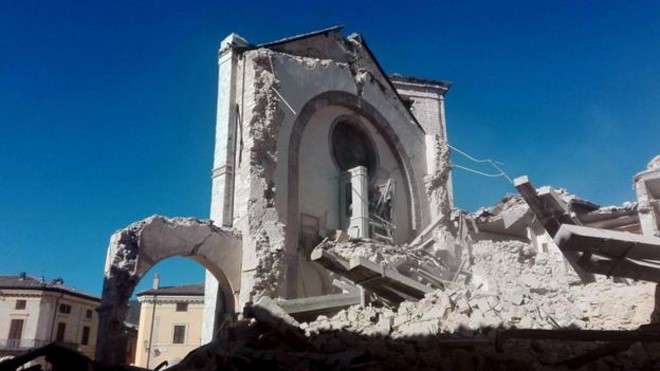 Nhà thờ cổ St Benedict đổ sụp, chỉ còn lại mặt tiền. Ảnh: EPA