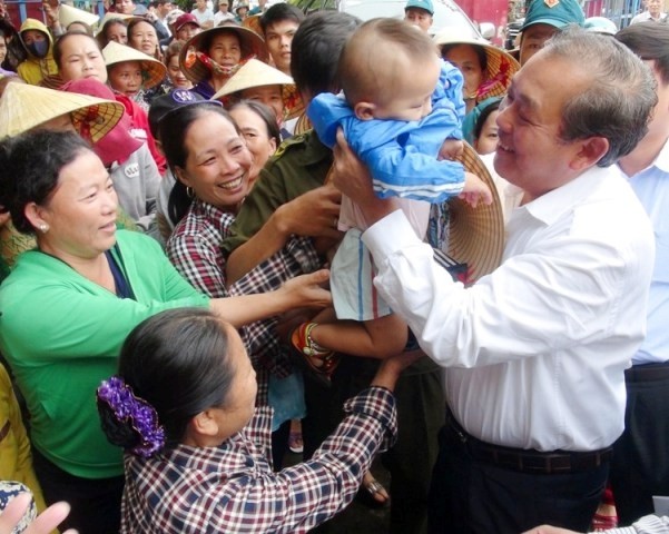 Phó Thủ tướng Thường trực Chính phủ Trương Hòa Bình với người dân xã Cảnh Dương (Quảng Bình). Ảnh: Báo Nhân dân