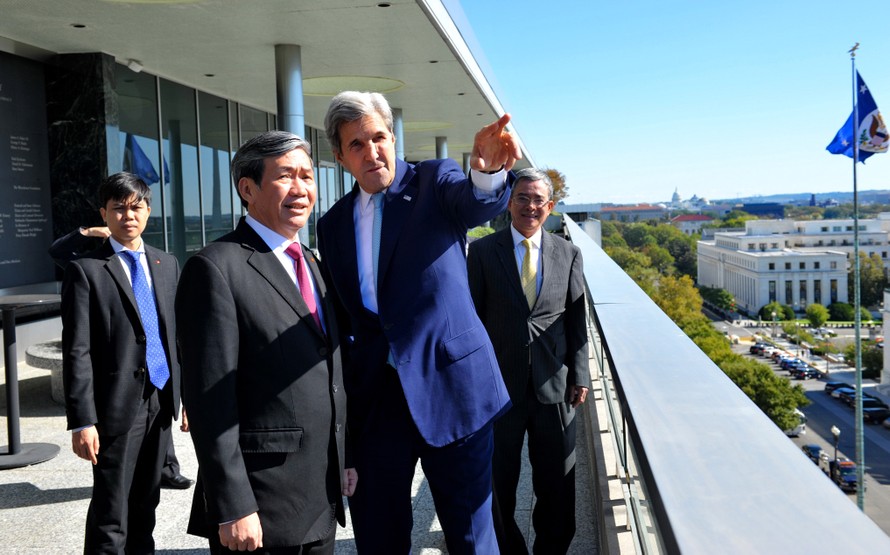 Đồng chí Đinh Thế Huynh và Ngoại trưởng John Kerry