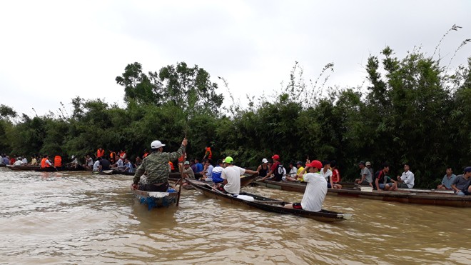Lực lượng chức năng và cả làng Vinh Quang nỗ lực tìm kiếm nữ sinh mất tích.