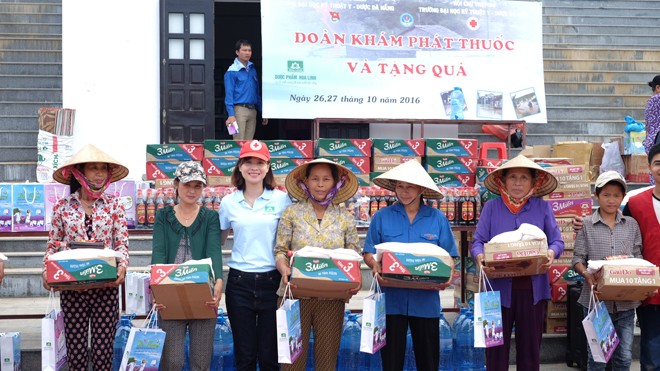 Đoàn đã trao tặng gần 140 suất quà cho các gia đình bao gồm: mì tôm, gạo, nước uống, nước mắm, khăn mặt...