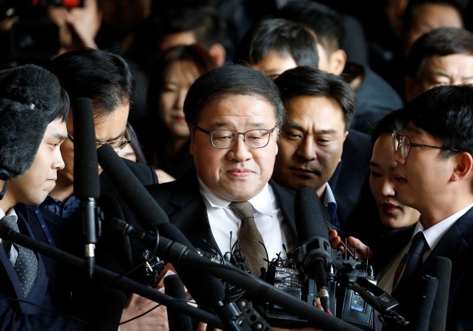 Cựu thư ký của bà Park, ông Ahn Jong- beom bị giới truyền thông vây quanh khi xuất hiện ở Văn phòng công tố tại Seoul hôm 2-11 