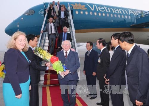 Lễ đón Tổng thống Ireland Michael D. Higgins và Phu nhân tại sân bay quốc tế Nội Bài. Ảnh: Doãn Tấn/TTXVN