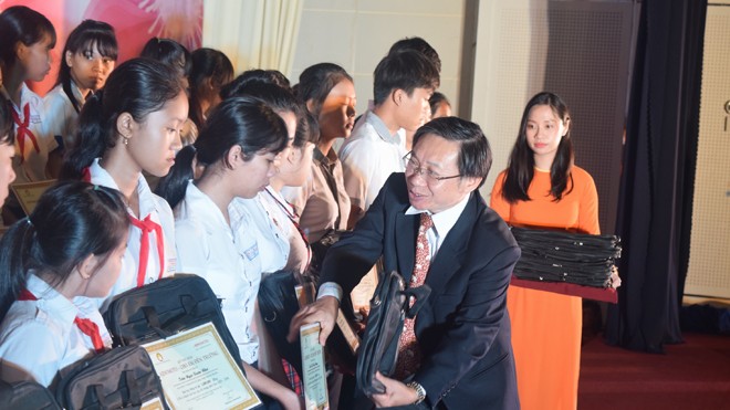 Ông Nguyễn Ngọc Hùng - Cố vấn chiến lược cao cấp Công ty Ajinomoto Việt Nam trao học bổng cho trẻ em nghèo hiếu học tỉnh Đồng Nai