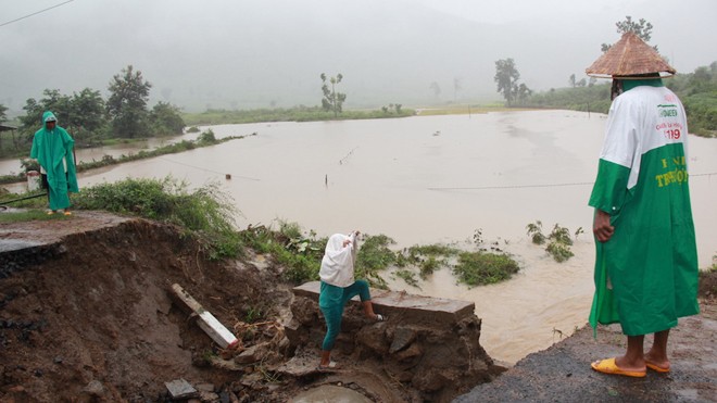 Đường cứu hộ cứu nạn Hòa Sơn - Cư Pui (huyện Krông Bông) bị lở