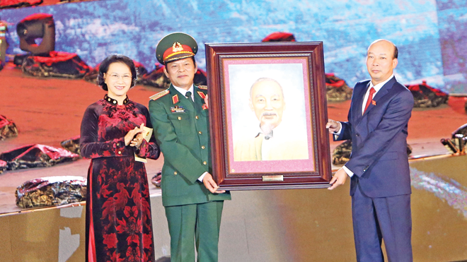 Chủ tịch Quốc hội Nguyễn Thị Kim Ngân tặng bức ảnh Chủ tịch Hồ Chí Minh cho ngành Than Việt Nam và Tổng công ty Than Đông Bắc. Ảnh: Trọng Đức
