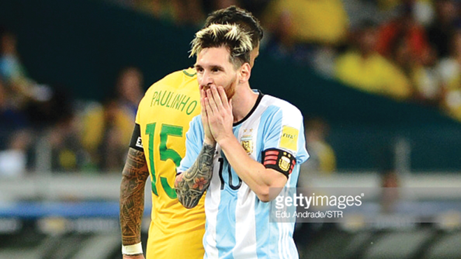 Nỗi buồn của Messi khi Argentina bị đánh bại bởi Neymar và đồng đội. Ảnh: Getty Images