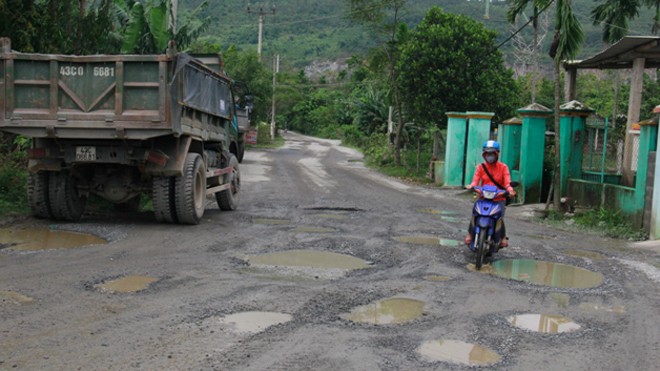 Đoàn xe chở đất đá ra vào mỏ cày nát đường thôn Phước Thuận (xã Hòa Nhơn, huyện Hòa Vang), để lại nham nhở ổ gà, ổ trâu. Ảnh: Thanh Trần