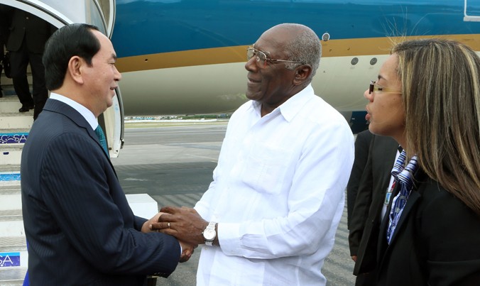 Đồng chí Salvador Valdes, Ủy viên Bộ Chính trị, Phó Chủ tịch Hội đồng Nhà nước Cuba đón Chủ tịch nước Trần Đại Quang và Phu nhân tại sân bay Quốc tế Jose Marti. Ảnh: TTXVN
