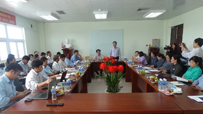 Lãnh Nhà máy Nhiệt điện Vĩnh Tân 2 giới thiệu với người dân về công nghệ Nhà máy và hệ thống thiết bị xử lý môi trường.