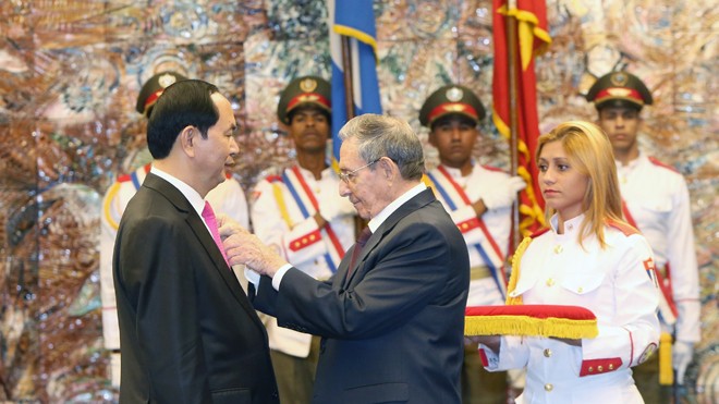 Chủ tịch Raul Castro trao Huân chương Jose Marti cho Chủ tịch nước Trần Đại Quang. Ảnh: TTXVN