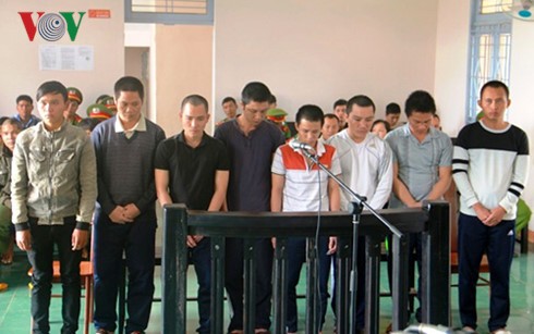 8 bị cáo là nhân viên của Công ty Long Sơn tại phiên tòa ngày 17/11. Ảnh: VOV