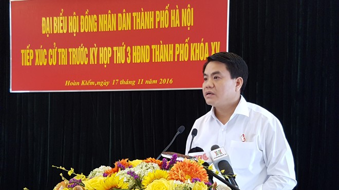 Chủ tịch UBND thành phố Hà Nội phát biểu tại buổi tiếp xúc cử tri.