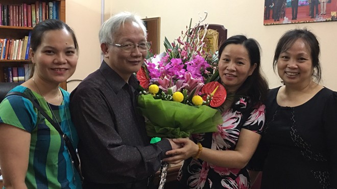 Phụ huynh học sinh chúc mừng thầy Nguyễn Tùng Lâm nhân ngày 20/11
