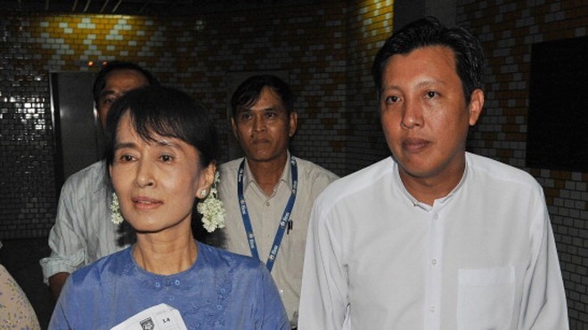 Bà Aung San Suu Kyi và Chủ tịch MMF, tỷ phú Zaw Zaw rời sân vận động sau khi theo dõi một trận đấu tại Rangon năm 2011. Ảnh: GETTY IMAGES