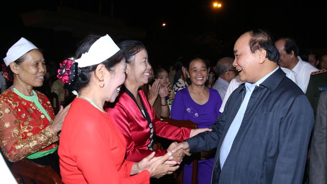 Thủ tướng Nguyễn Xuân Phúc thân mật nói chuyện với bà con. Ảnh: TTXVN