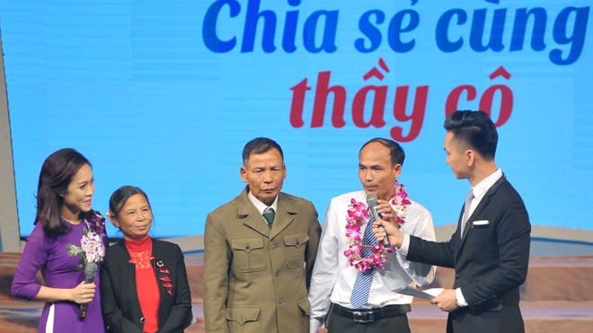 Thầy giáo Đoàn Văn Kiều bất ngờ được gặp bố mẹ tại Lễ tuyên dương giáo viên biển đảo trong chương trình Chia sẻ cùng thầy cô năm 2016.