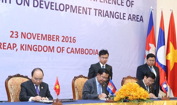 Chiều 23/11, Thủ tướng Nguyễn Xuân Phúc, Thủ tướng Campuchia Hun Sen và Thủ tướng Lào Thongloun Sisoulith ký Tuyên bố chung Hội nghị Cấp cao CLV 9. Ảnh: TTXVN