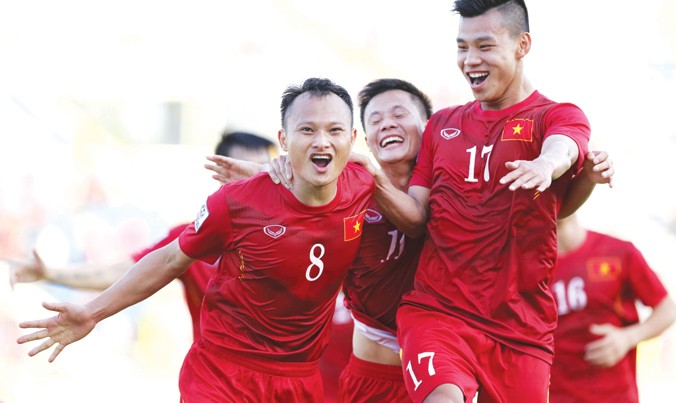 Các cầu thủ Việt Nam ăn mừng bàn thắng của Trọng Hoàng (trái). Ảnh: VSI