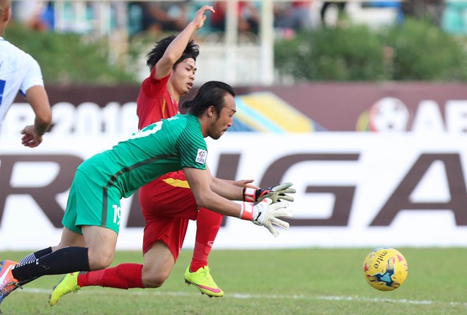Thủ môn Fahmi ngăn cản nỗ lực đi bóng của Công Phượng trong trận ĐT Malaysia thua ĐTVN hôm 23/11. Ảnh: VSI