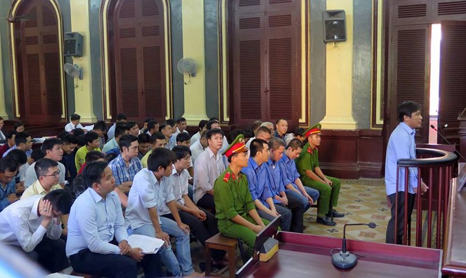 Các bị cáo đường dây đánh bạc “người dệt mộng” hầu tòa ngày 25/11. Ảnh: Tân Châu