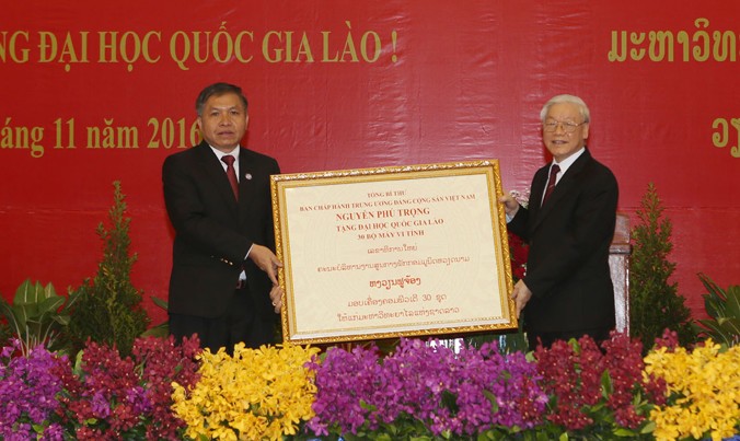Tổng Bí thư Nguyễn Phú Trọng trao tặng 30 bộ máy vi tính cho Đại học Quốc gia Lào. Ảnh: TTXVN