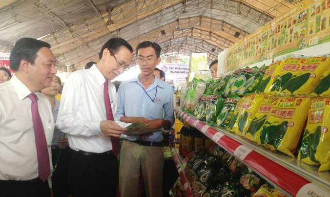 Ông Lê Thanh Liêm - Phó Chủ tịch UBND TP (giữa) tham quan hàng hóa tại hội nghị