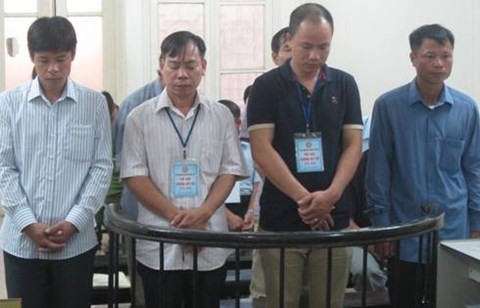 Nhóm cựu cán bộ xã, huyện ở Thạch Thất bị đưa ra tòa xét xử. Ảnh: An ninh Thủ đô
