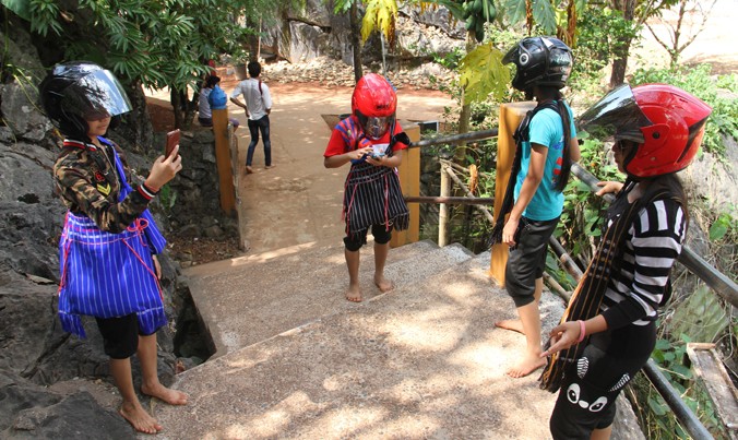 Các bạn trẻ Myanmar “yêu” mũ bảo hiểm và “say” smartphone. Ảnh: Đại Dương