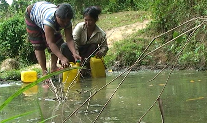 Không ít người dân ở Đắkrông phải lấy nước sinh hoạt từ suối, sông không đảm bảovệ sinh. Ảnh: H.T