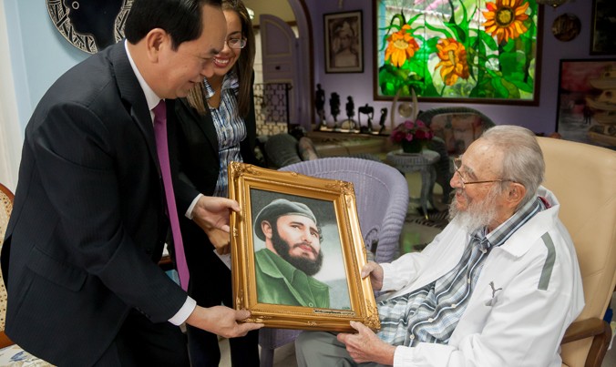 Trong chuyến thăm chính thức Cuba, ngày 15/11 (giờ địa phương), Chủ tịch nước Trần Đại Quang trao tặng bức ảnh chân dung cho Lãnh tụ Fidel Castro. Ảnh: BNG