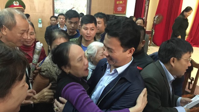 Bà con tiểu thương vui mừng vây lấy Chủ tịch UBND tỉnh Hà Tĩnh Đặng Quốc Khánh