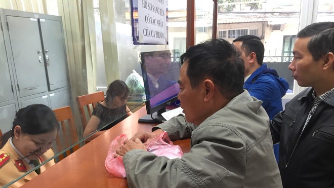 Người dân Hà Nội xếp hàng chờ tới lượt làm thủ tục sang tên đổi chủ tại quận Hai Bà Trưng. Ảnh: Nguyễn Hoàn