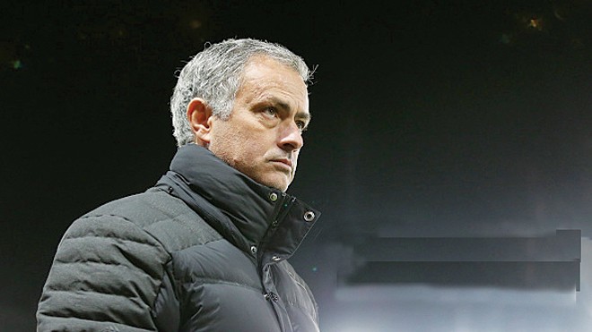 HLV Mourinho lại “thua” trong những lần “đối đầu” với trọng tài Jon Moss. Ảnh: Getty Images