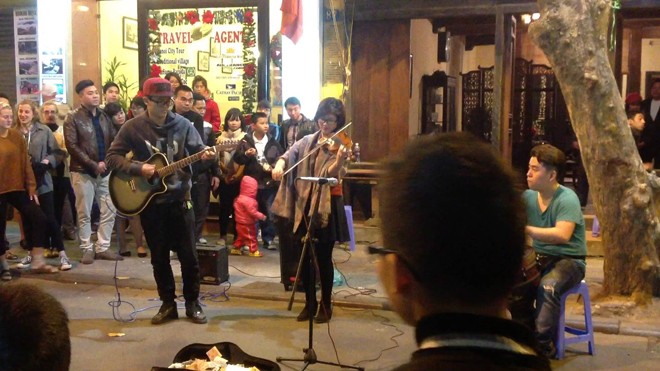 Một nhóm nhạc biểu diễn trên phố đi bộ Hà Nội. Ảnh: Hồng Vĩnh