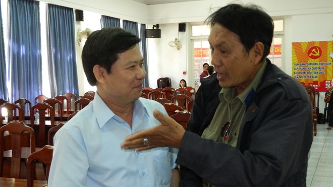 Viện trưởng Viện KSNDTC Lê Minh Trí (trái) tiếp xúc cử tri quận 5, TPHCM. Ảnh: Huy Thịnh