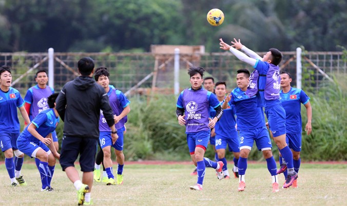 Các tuyển thủ Việt Nam chơi bóng chuyền trong buổi tập chiều 1/12 tại Bogor, Indonesia. Ảnh: VSI