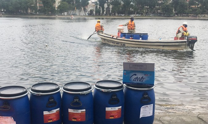 Hơn 80 hồ Hà Nội đã được xử lý ô nhiễm bằng chế phẩm Redoxy - 3D. Ảnh: T.Đảng