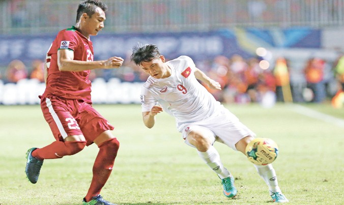 Dù chơi nỗ lực, Công Vinh không thể xuyên thủng hàng thủ Indonesia ở trận lượt đi. Ảnh: VSI