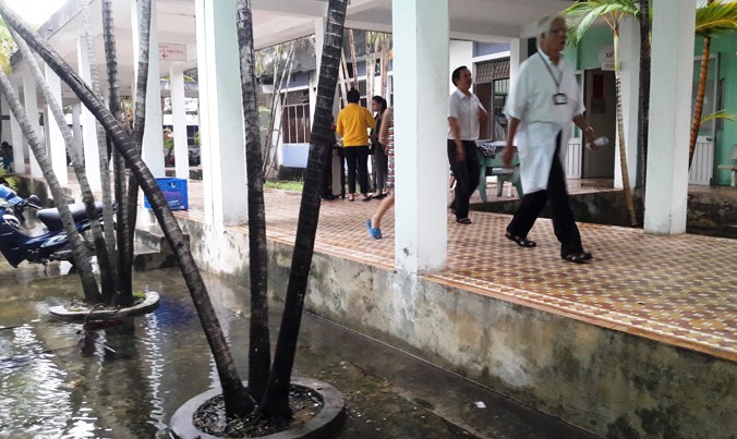 Chỉ cần một trận mưa nhỏ, Trung tâm y tế quận Cẩm Lệ đã ngập nước.