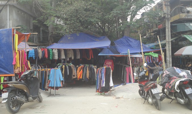 Chợ quần áo trong khu tập thể