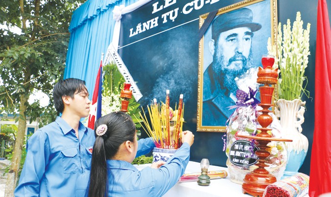 Dân làng Moncada - xã Lương Hòa dâng hương Lãnh tụ Cuba Fidel Castro tại buổi lễ. Ảnh: TTXVN