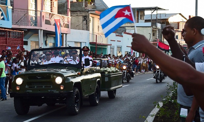 Đoàn xe rước tro cốt của Lãnh tụ Fidel Castro đi dọc chiều dài Cuba trong suốt 4 ngày, lặp lại hành trình tự do mà ông từng thực hiện. Ảnh: TTXVN