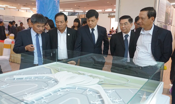 Lãnh đạo Bộ Giao thông Vận tải, Tổng công ty Cảng hàng không Việt Nam thăm quan mẫu thiết kế sân bay lấy ý tưởng bông hoa sen cách điệu