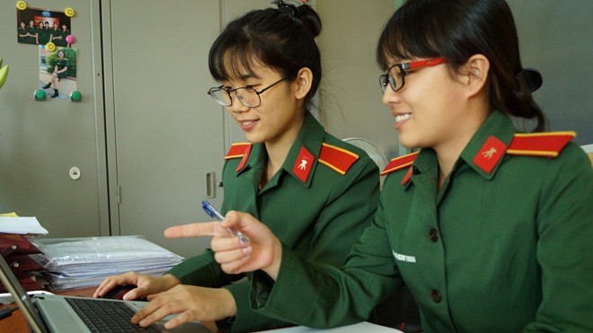 Kim Thoa (phải) và Thu Trang đang trao đổi về một đề tài nghiên cứu khoa học. Ảnh: Nguyễn Minh