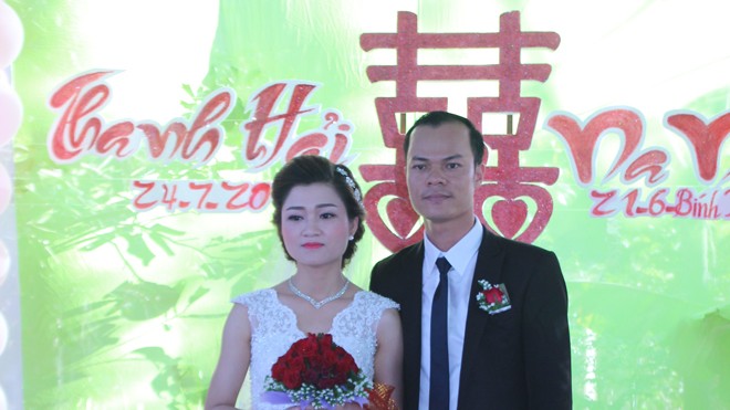 Thượng úy Thanh Hải và cô dâu Na Na trong ngày cưới